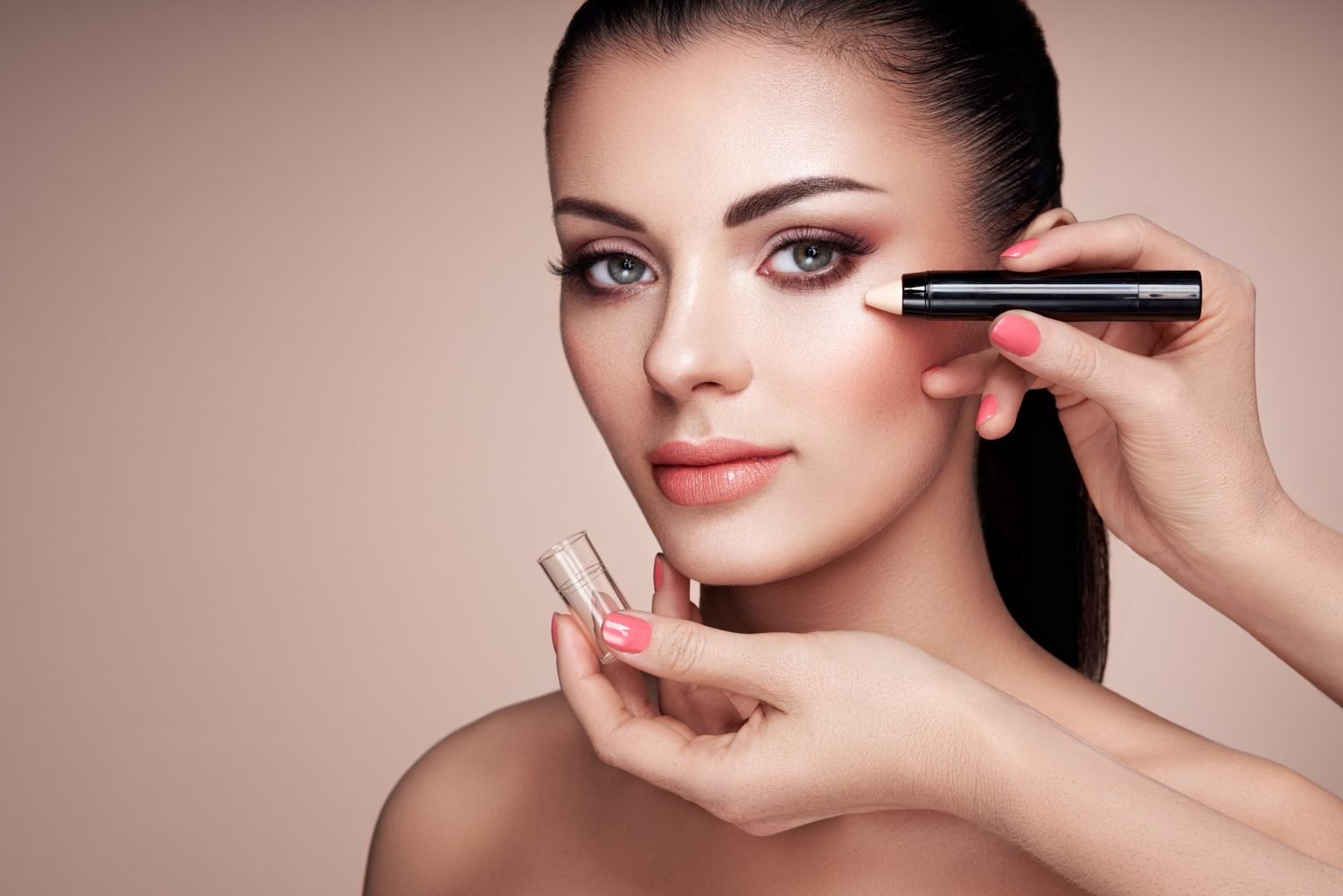makeup-artist-applies-skintone-1536x1025